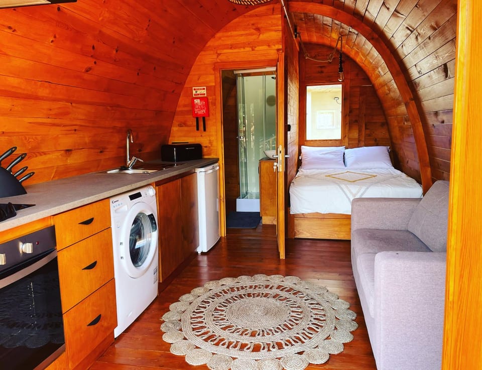Property building, Bed, Kitchen or kitchenette, Communal kitchen