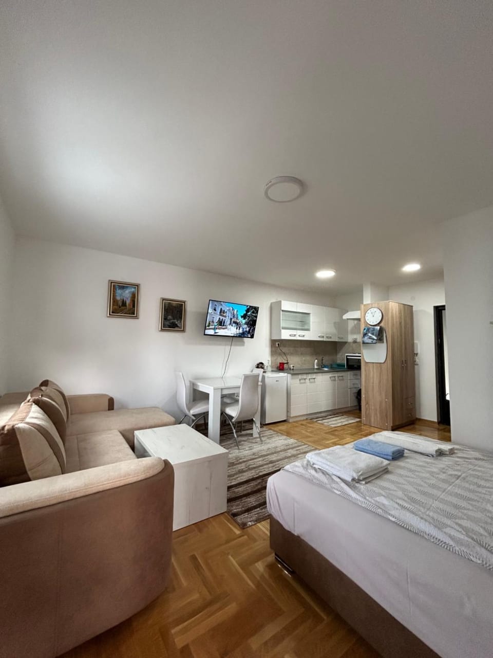 Bed, TV and multimedia, Kitchen or kitchenette, Living room, Photo of the whole room, Seating area