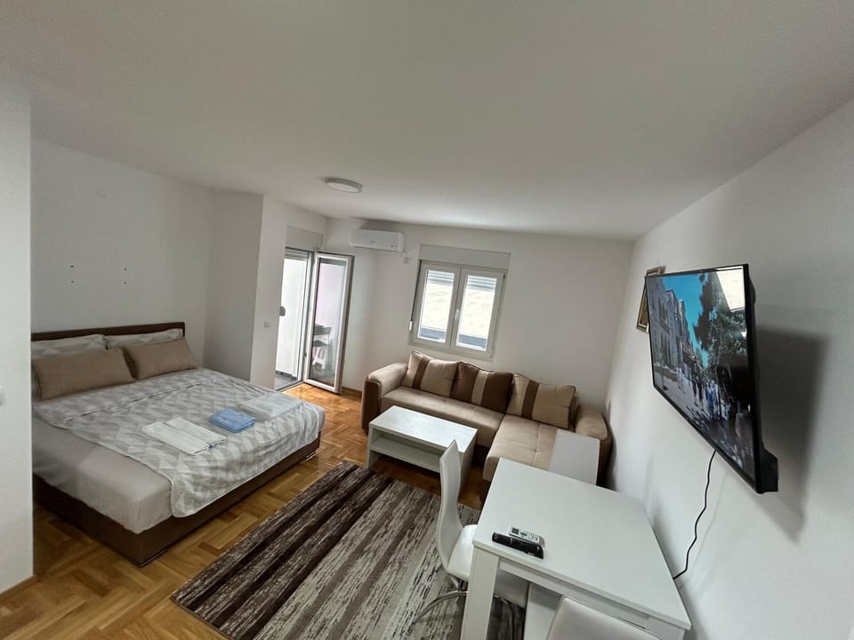 TV and multimedia, Living room, Photo of the whole room, Seating area, Bedroom