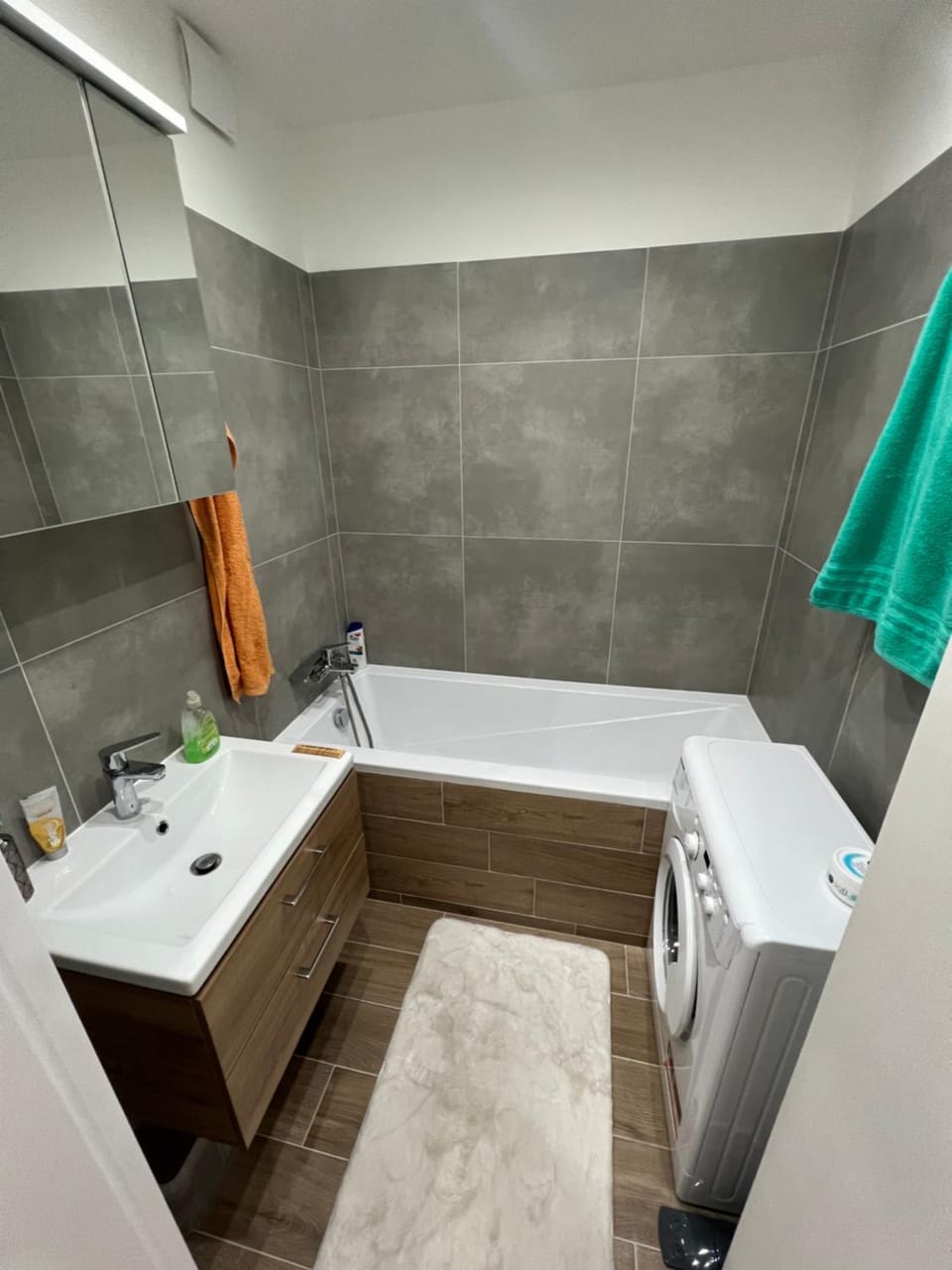 Bathroom, Bath, towels