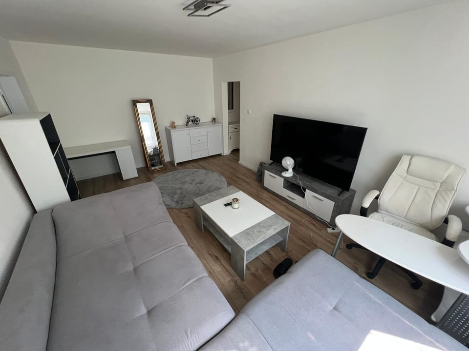 TV and multimedia, Living room, Evening entertainment