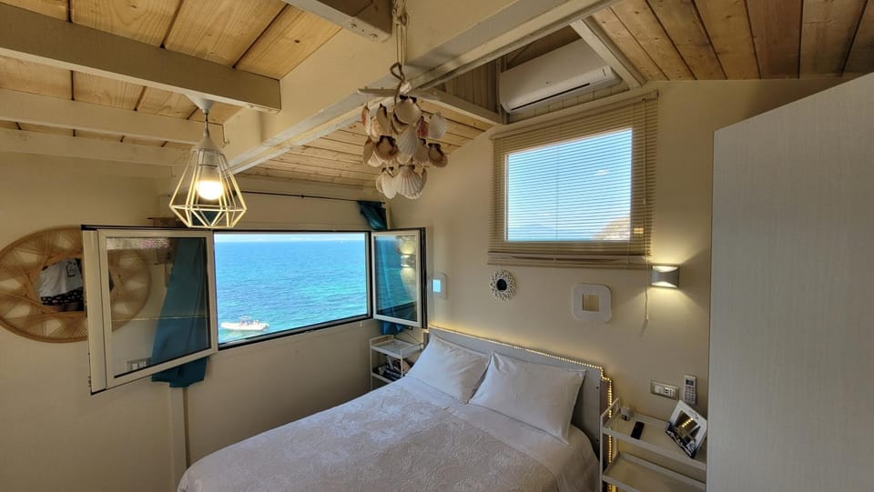 Bed, Natural landscape, Photo of the whole room, Bedroom, Sea view