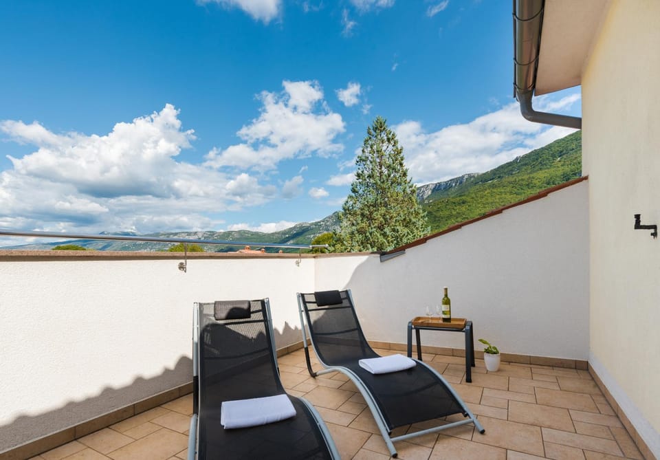 Balcony/Terrace, Mountain view