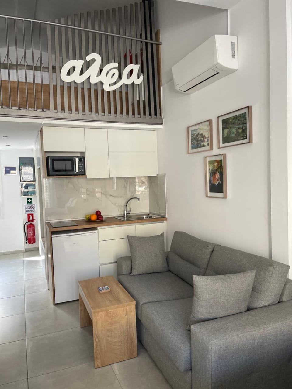 Kitchen or kitchenette, Living room, minibar, air conditioner