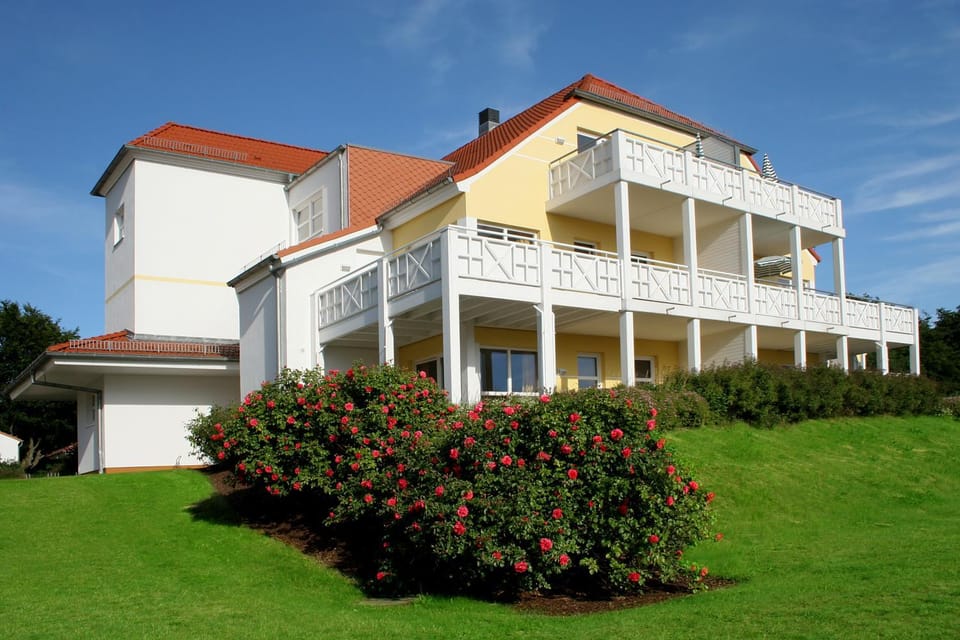 Facade/entrance, Balcony/Terrace