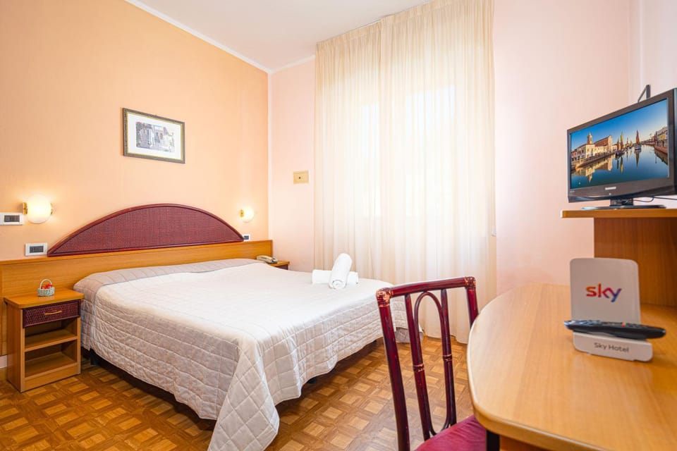 Bed, TV and multimedia, Photo of the whole room, Bedroom, safe, towels