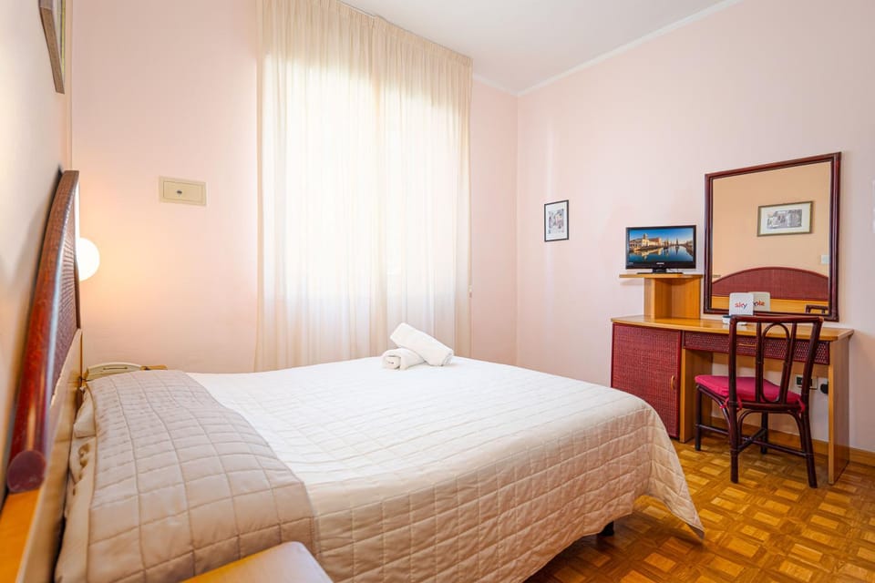 Bed, TV and multimedia, Photo of the whole room, Decorative detail, Bedroom, safe, towels