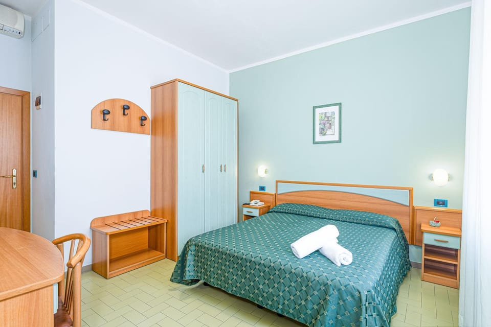 TV and multimedia, Photo of the whole room, Bedroom, towels, wardrobe