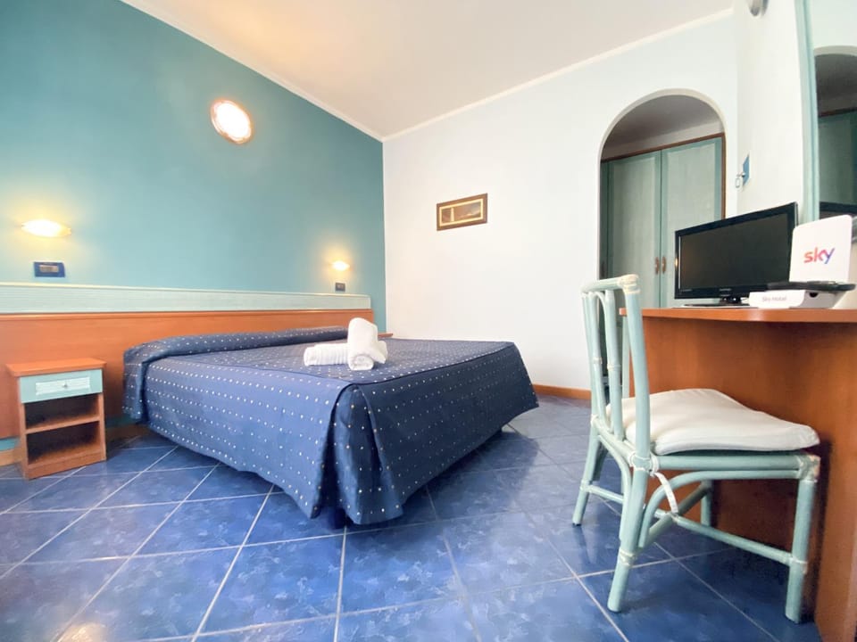 Bed, TV and multimedia, Photo of the whole room, Bedroom, safe, wardrobe
