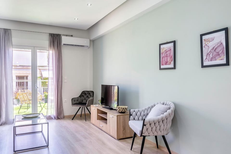 Communal lounge/ TV room, Living room, Seating area, air conditioner
