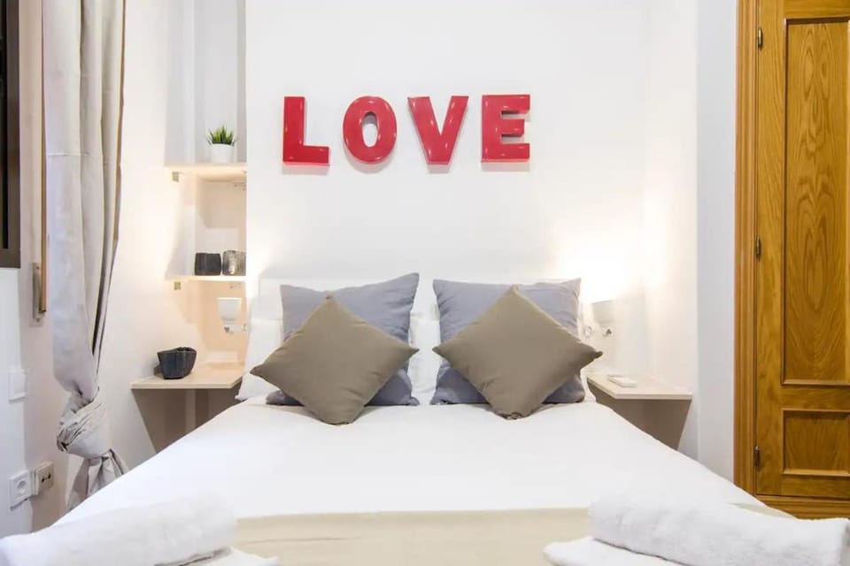 Bed, Photo of the whole room, Bedroom