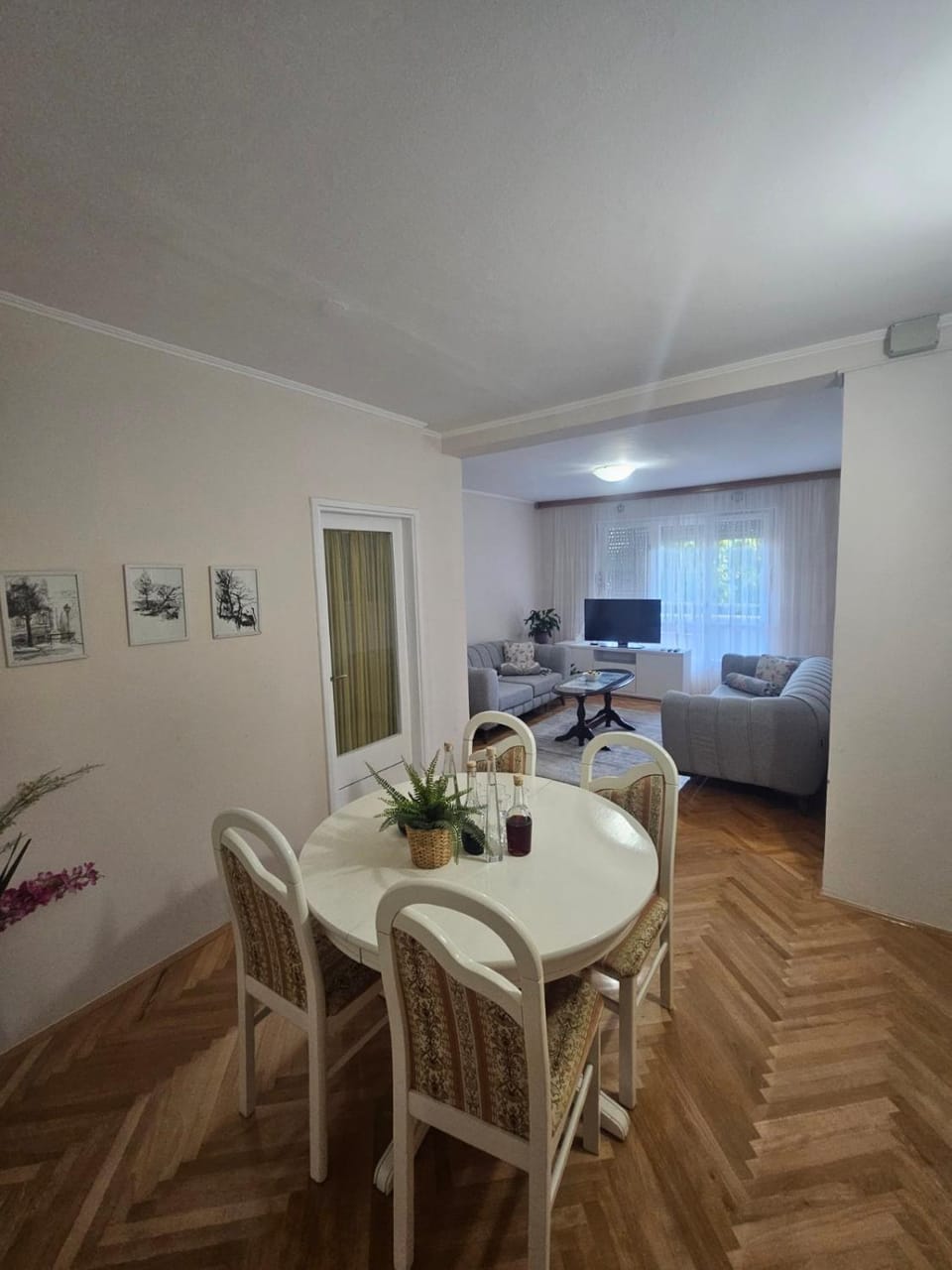 Living room, Seating area, Dining area