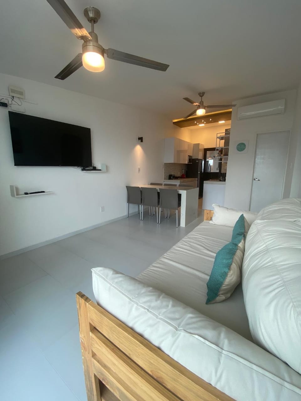 TV and multimedia, Living room, Dining area, fireplace