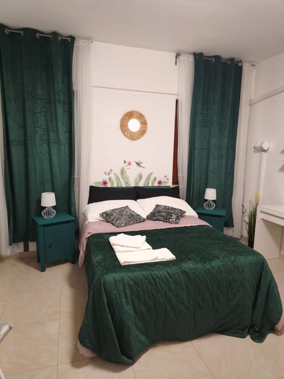Bed, Photo of the whole room, Bedroom, towels