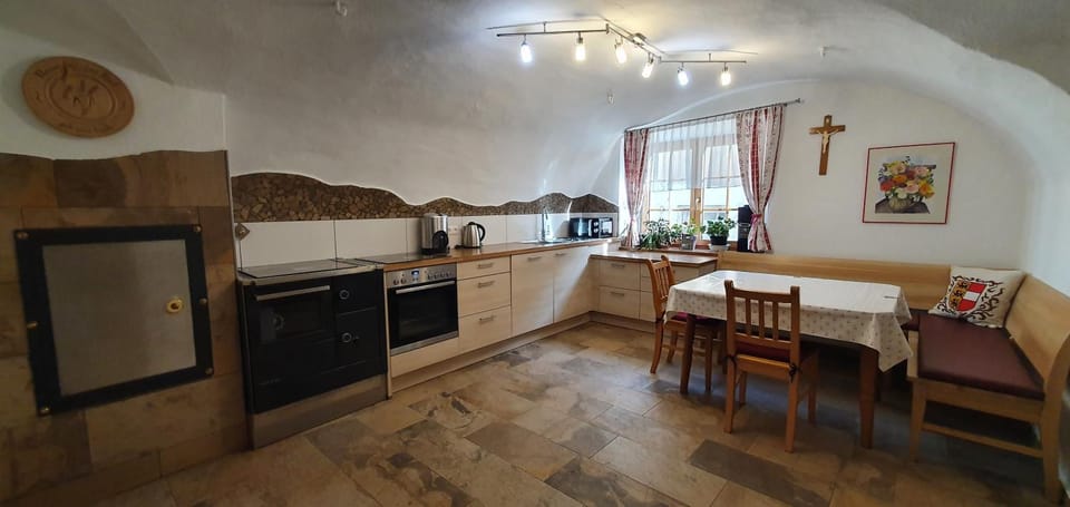 Coffee/tea facilities, Kitchen or kitchenette, Dining area, dishwasher, minibar, stove