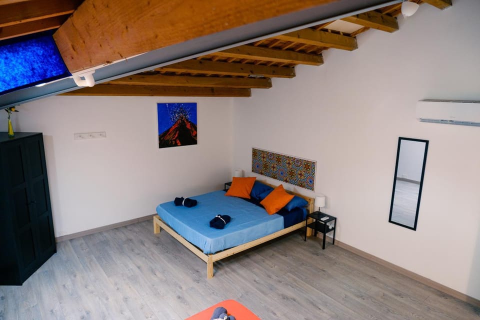 Photo of the whole room, Bedroom