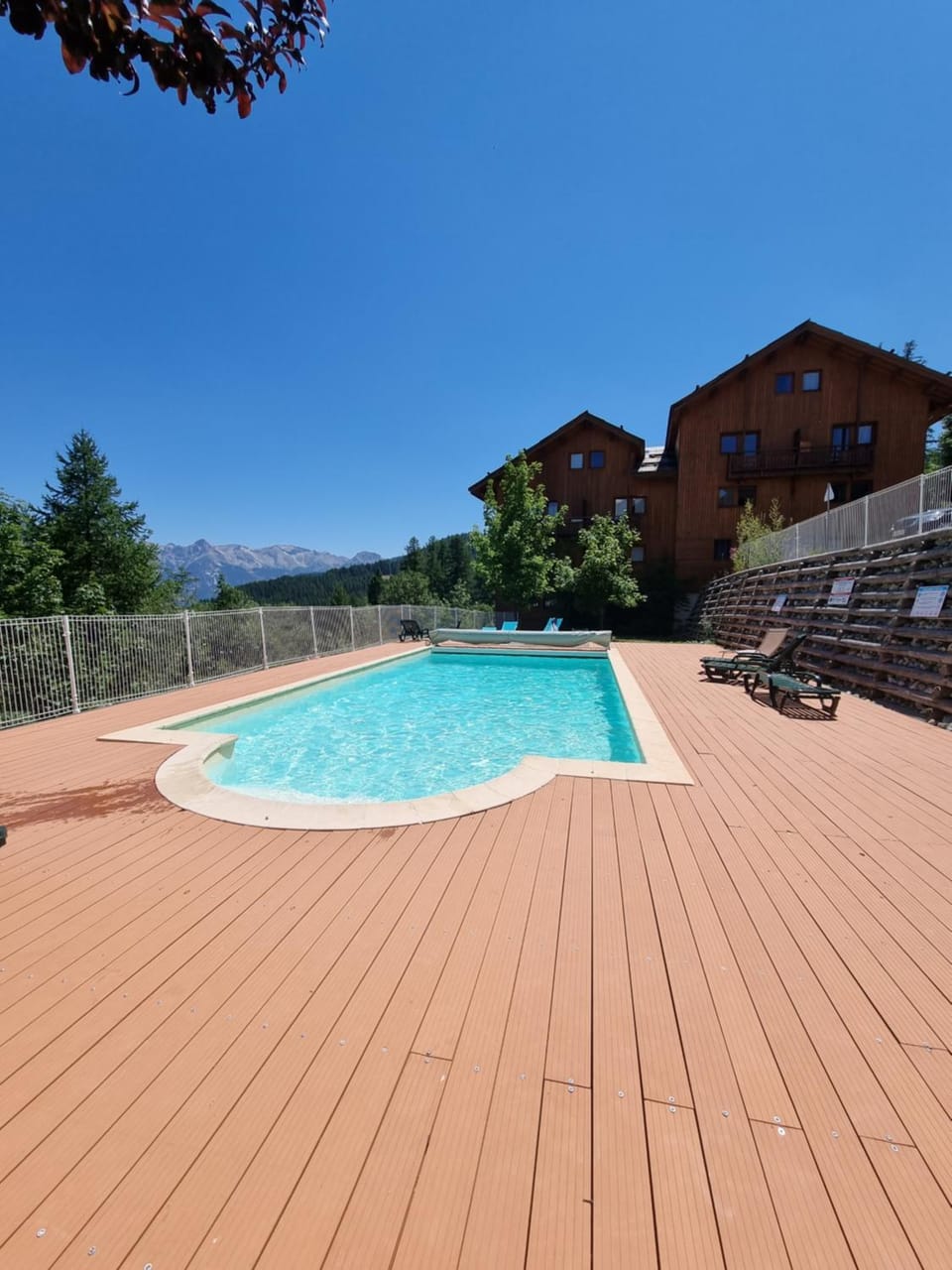 PUY SAINT VINCENT APPARTEMENT T2 BALCON SUPER PANORAMA AVEC PARKING PRIVE COUVERT et PISCINE L'ETE Apartment in Provence-Alpes-Côte d'Azur