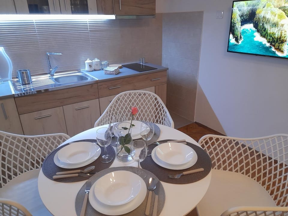 Kitchen or kitchenette, Dining area