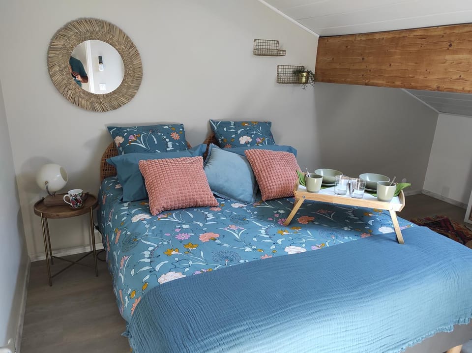 Photo of the whole room, Bedroom