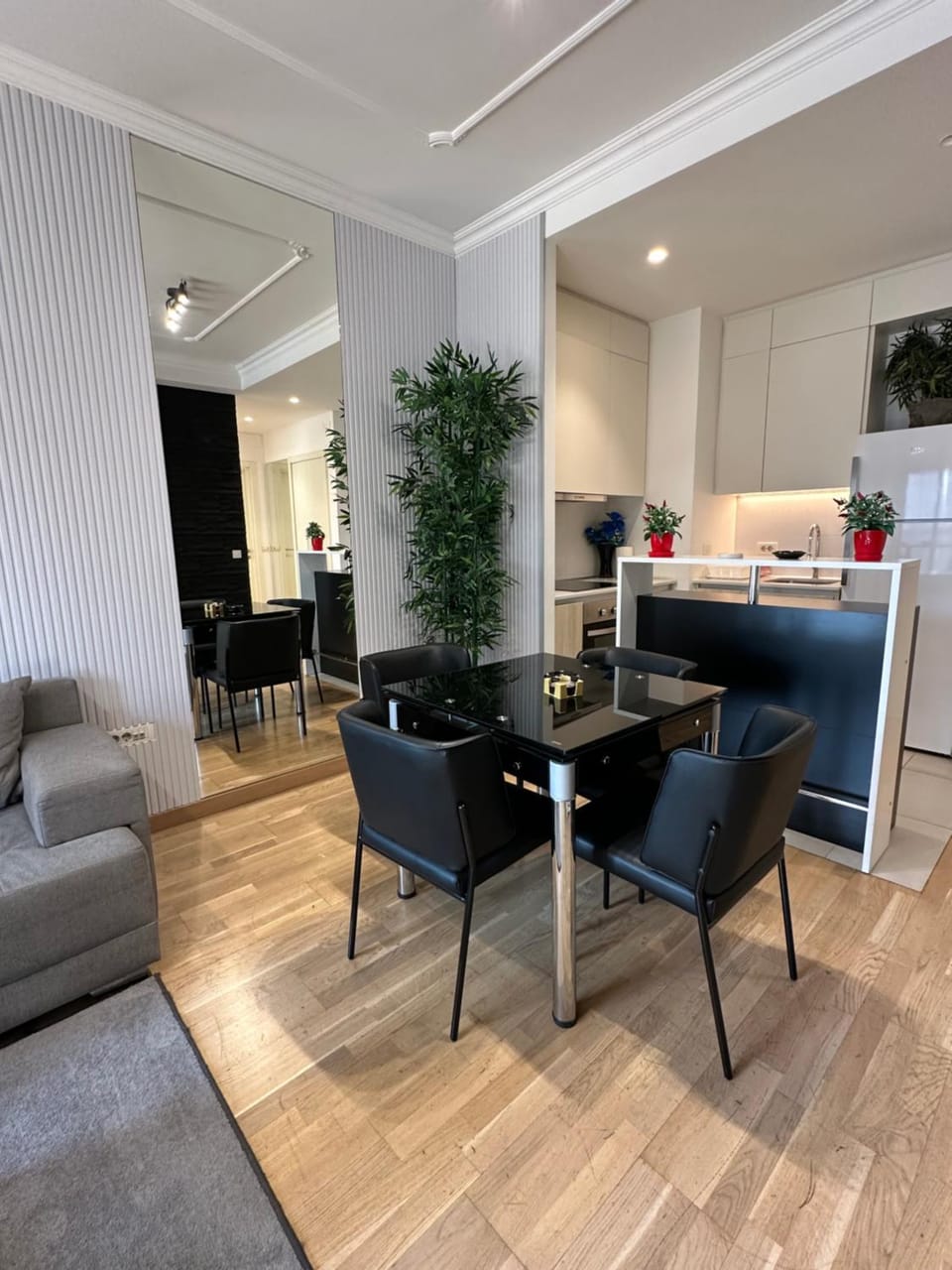 Kitchen or kitchenette, Seating area, Dining area