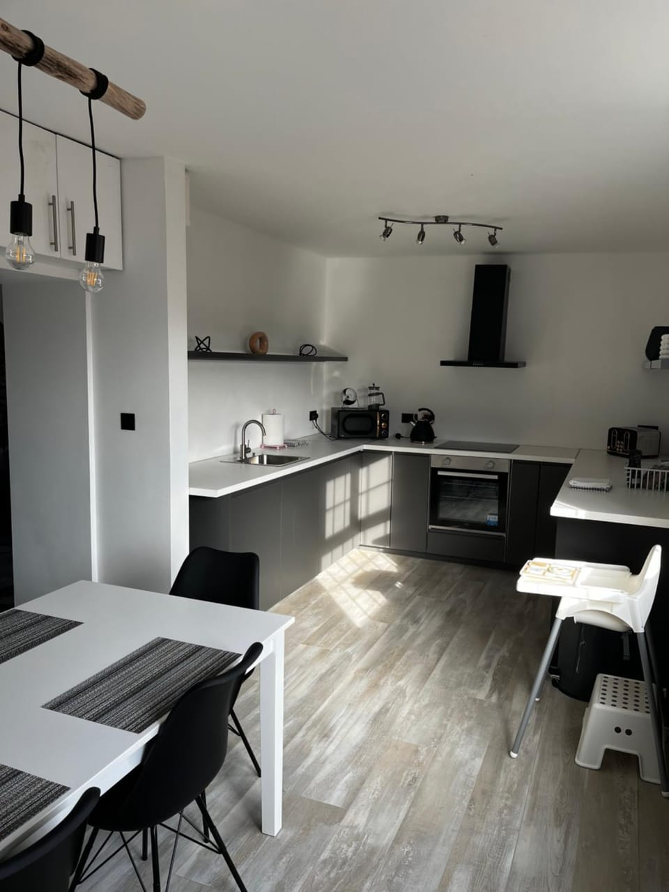 Kitchen or kitchenette, Dining area