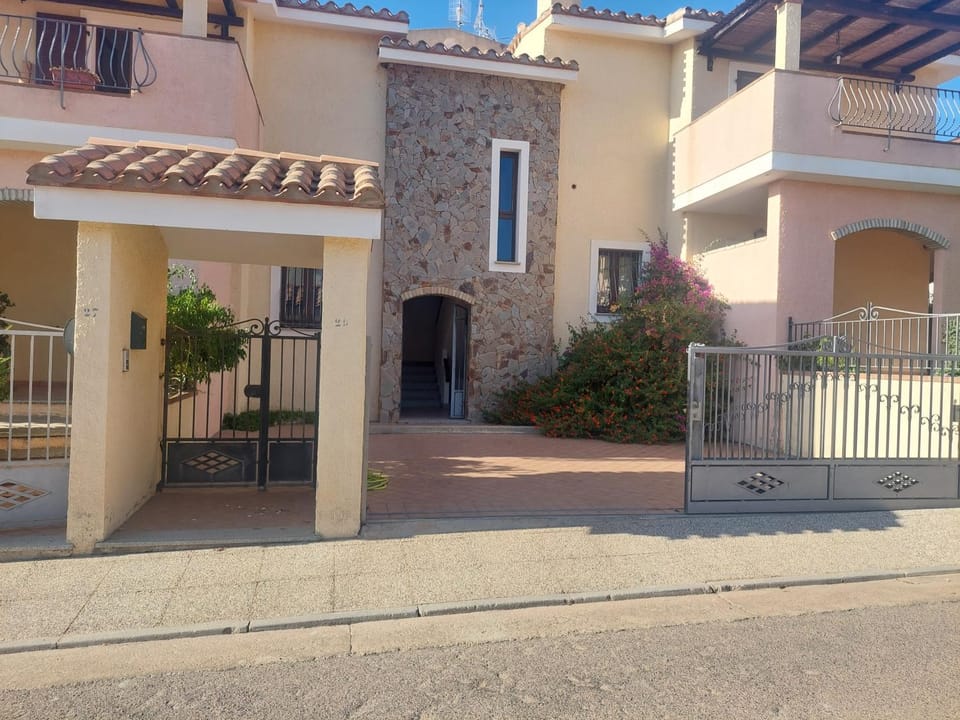 Property building, Day, Neighbourhood, Street view, Inner courtyard view, Parking