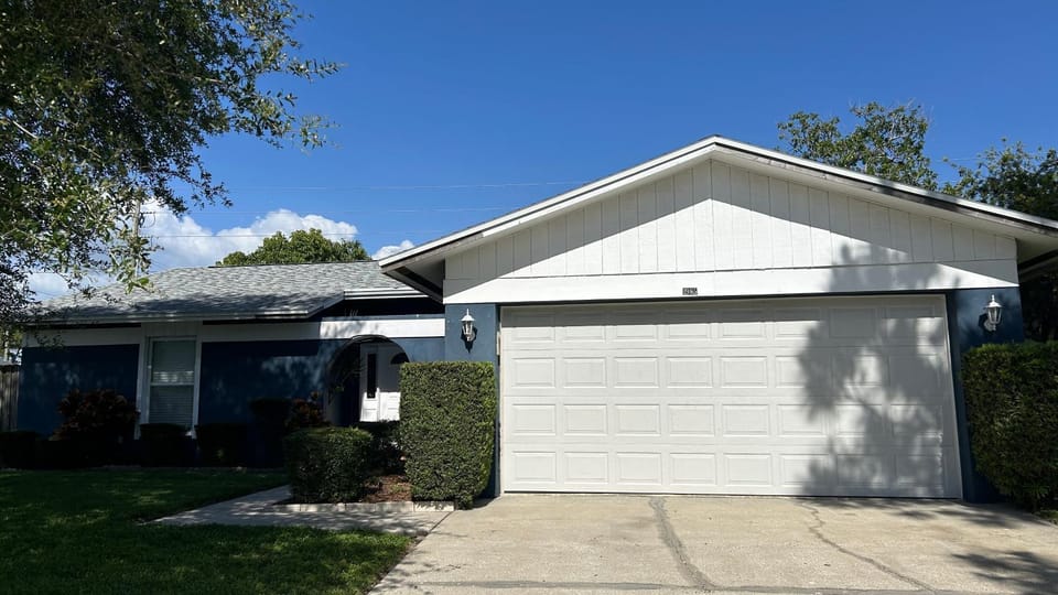 Cheerful 3 Bedroom Home mins from Clearwater Beach House in Tampa Bay