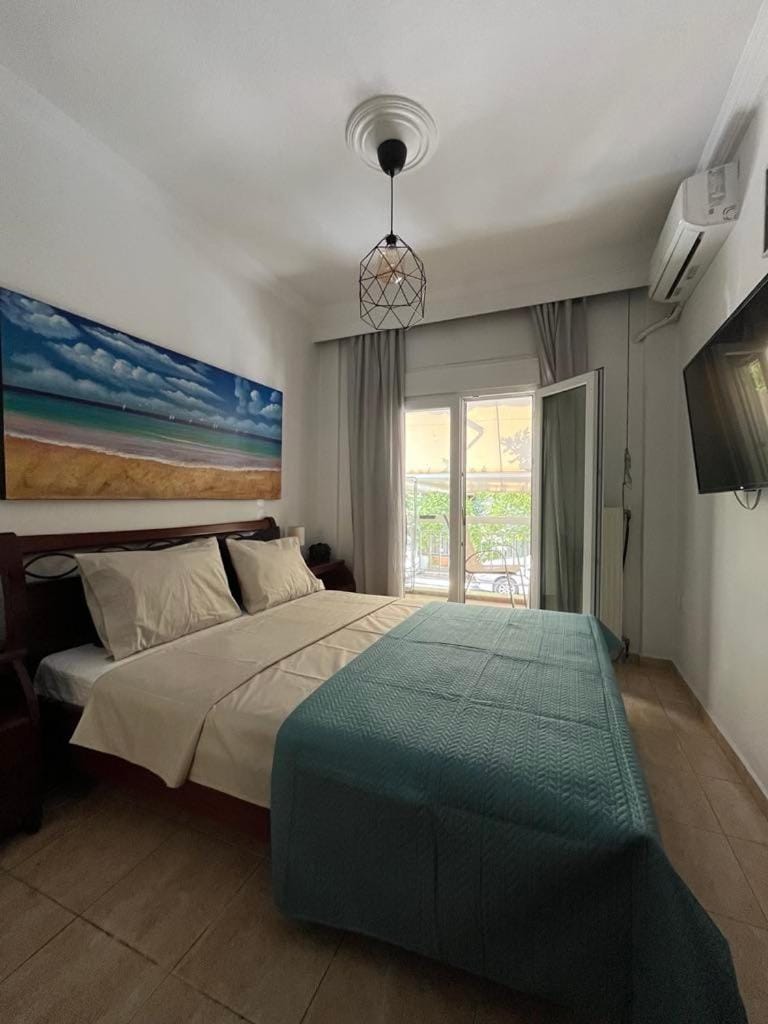 Bed, TV and multimedia, Bedroom