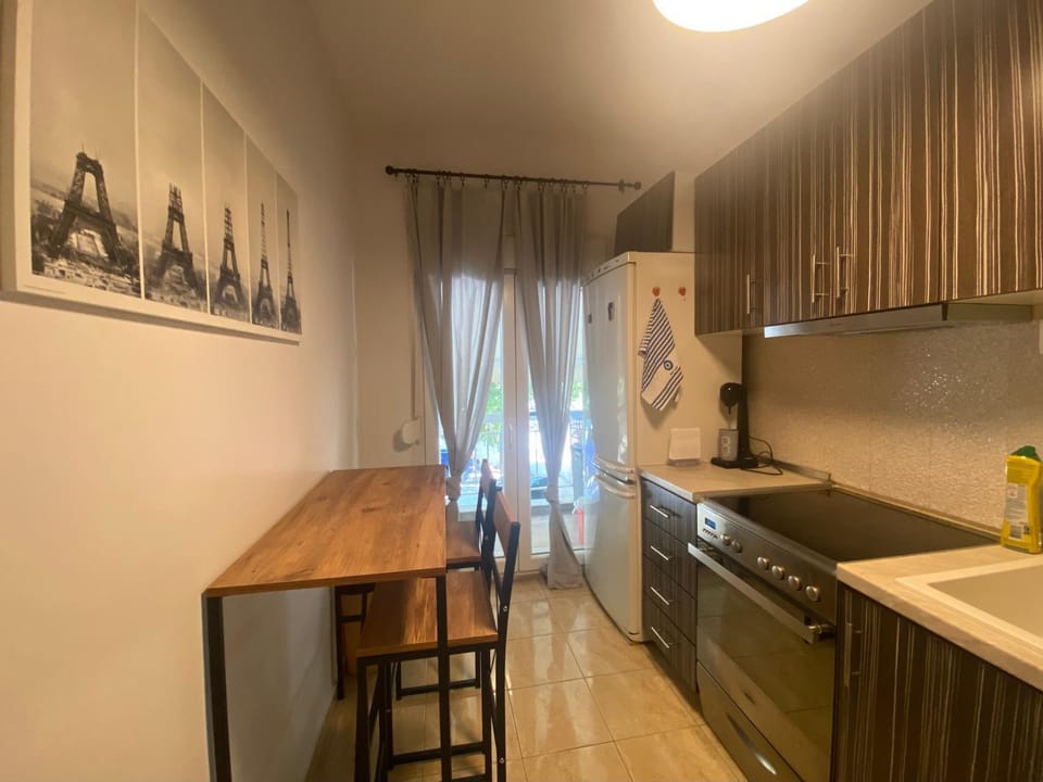 Kitchen or kitchenette, Dining area, pet friendly, stove