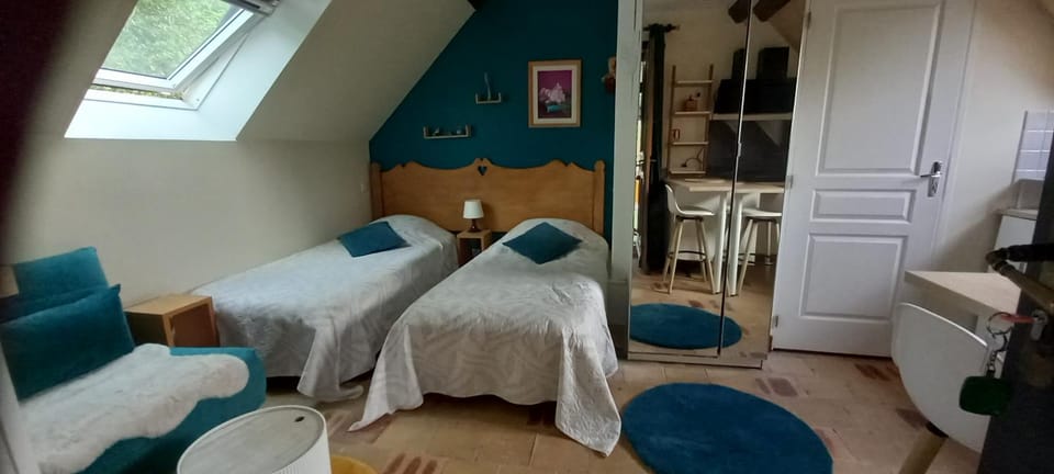 Bed, TV and multimedia, Living room, Photo of the whole room, Bedroom