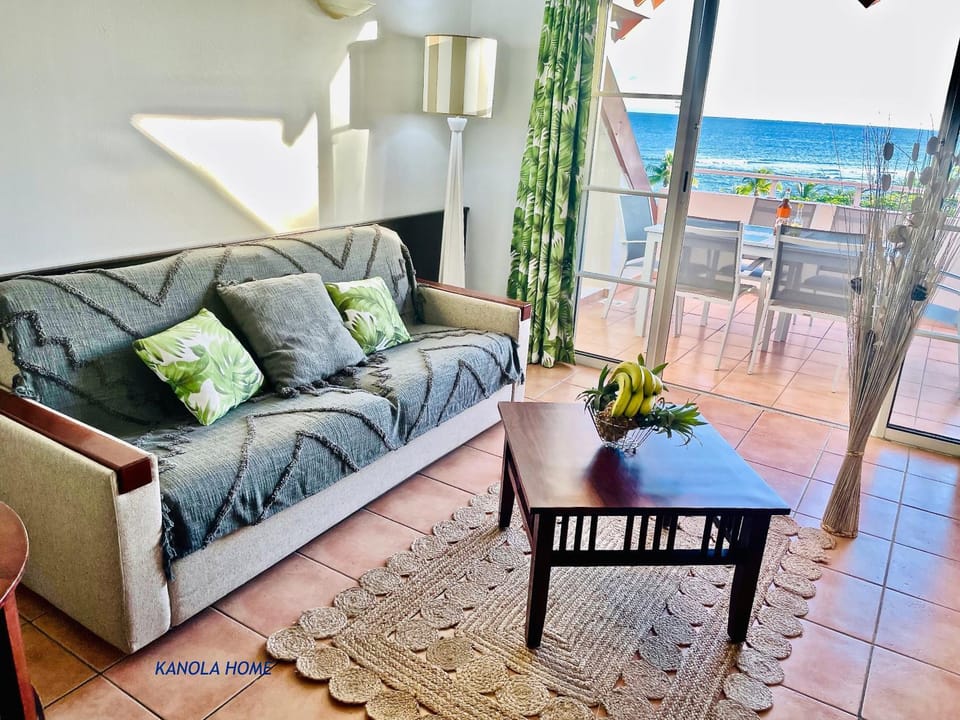 View (from property/room), Balcony/Terrace, Living room, Sea view