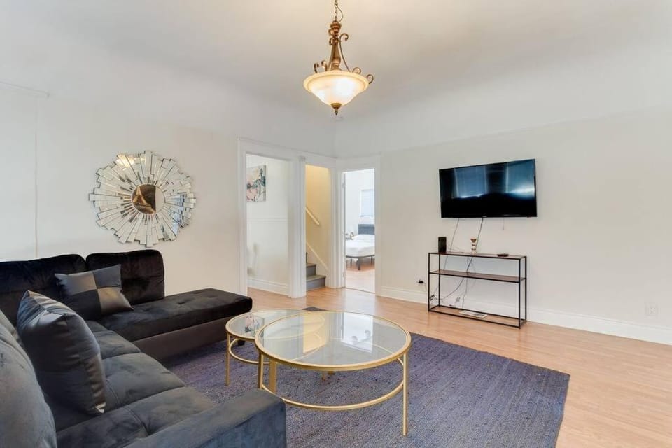 5 Bedroom Koreatown Charmer near DTLA House in San Fernando Valley