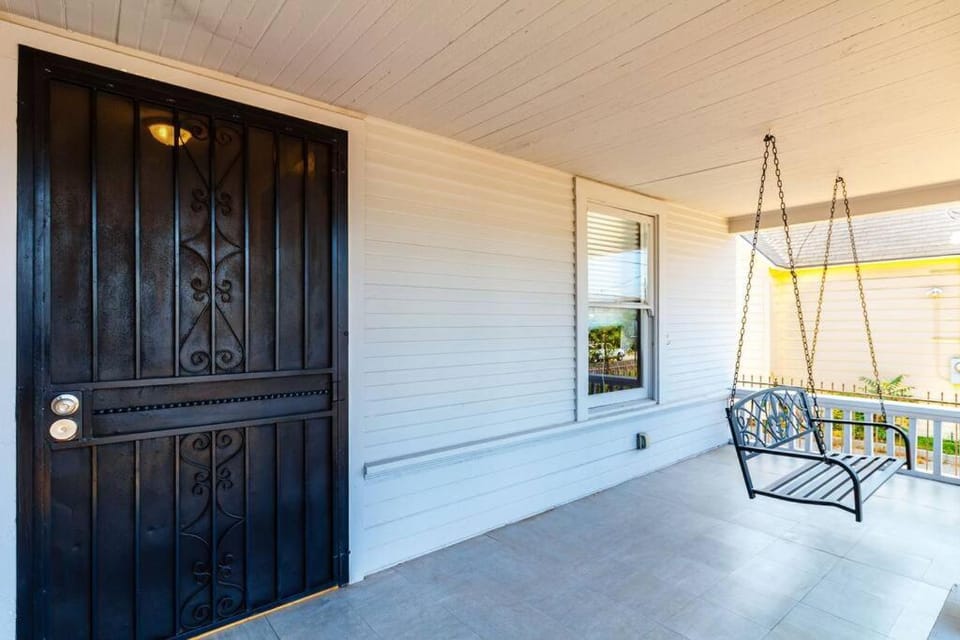 5 Bedroom Koreatown Charmer near DTLA House in San Fernando Valley