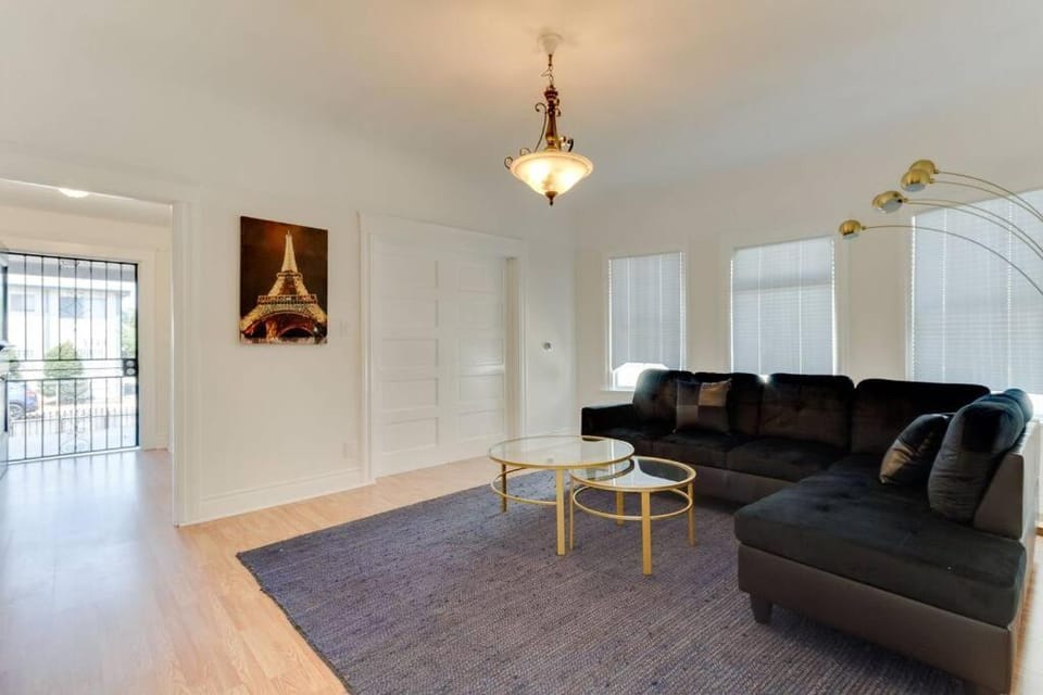 5 Bedroom Koreatown Charmer near DTLA House in San Fernando Valley