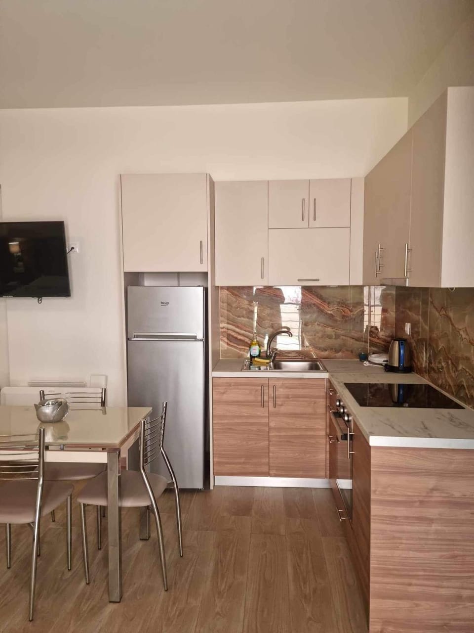 Kitchen or kitchenette, Dining area