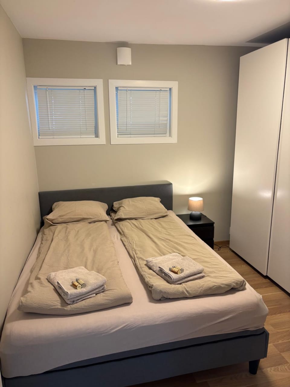 Fin leilighet, sentralt og sjønært,med parkering Apartment in Norway