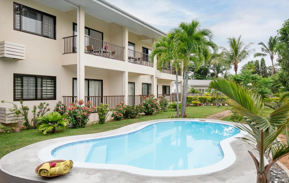Patio, Day, Garden, Swimming pool