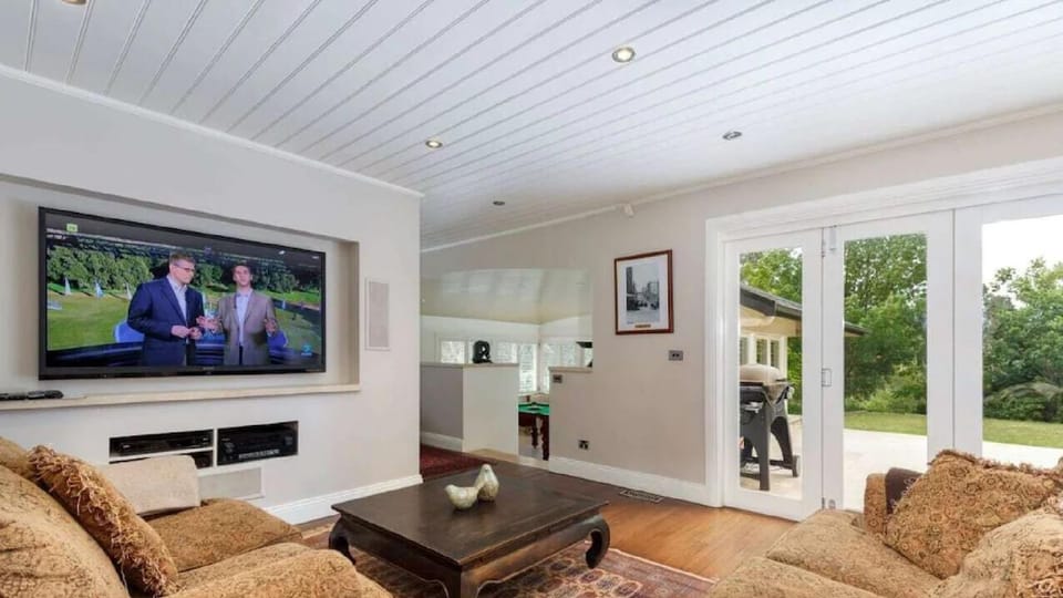 Communal lounge/ TV room, TV and multimedia, Living room, Seating area