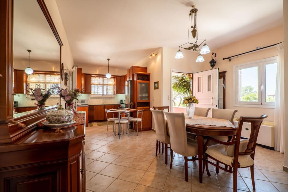 Kitchen or kitchenette, Living room, Decorative detail, Seating area, Dining area, pet friendly