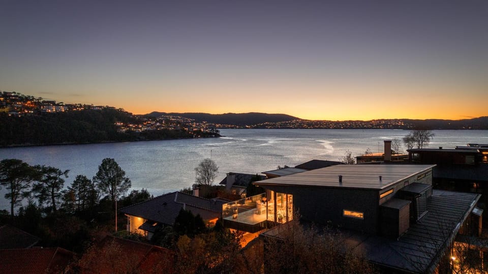 Luxury "Villa Bergen" Private Pool, Gym, Sauna, Hot Tub, 10 Minutes from City Centre Villa in Bergen