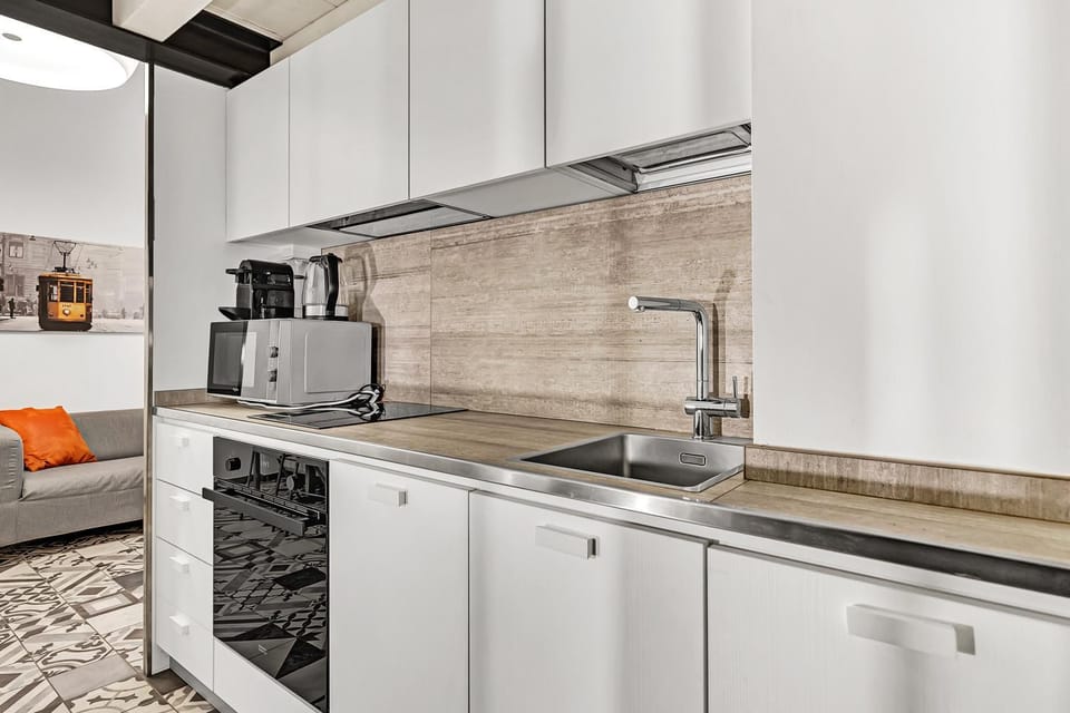 Coffee/tea facilities, Kitchen or kitchenette, dishwasher, oven, stove