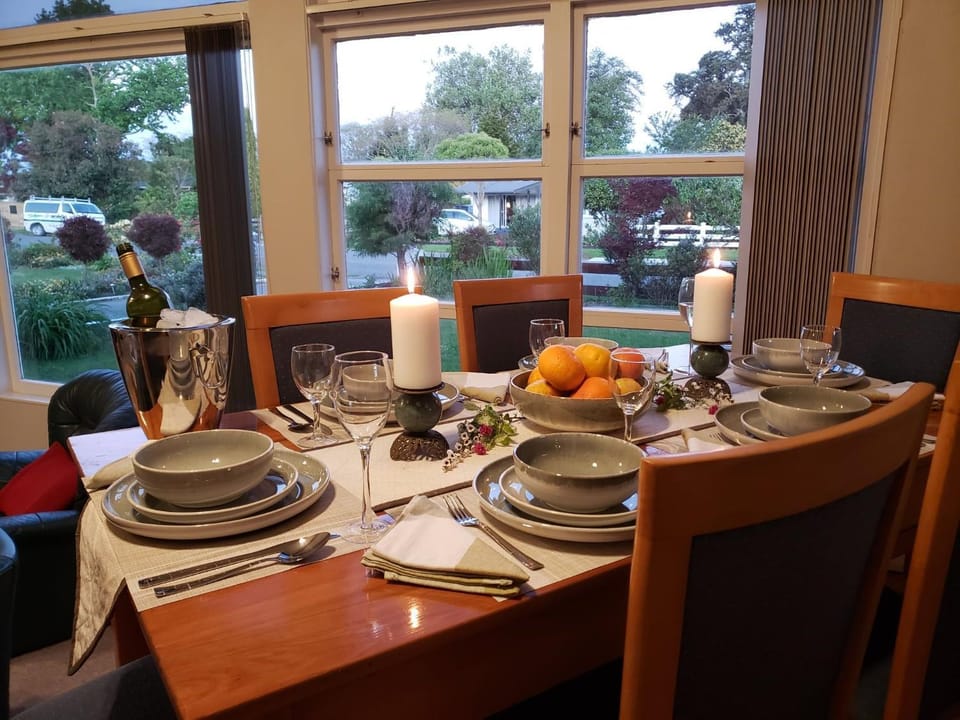 Living room, Food and drinks, Seating area, Dining area, Food, Lunch, Dinner, Drinks