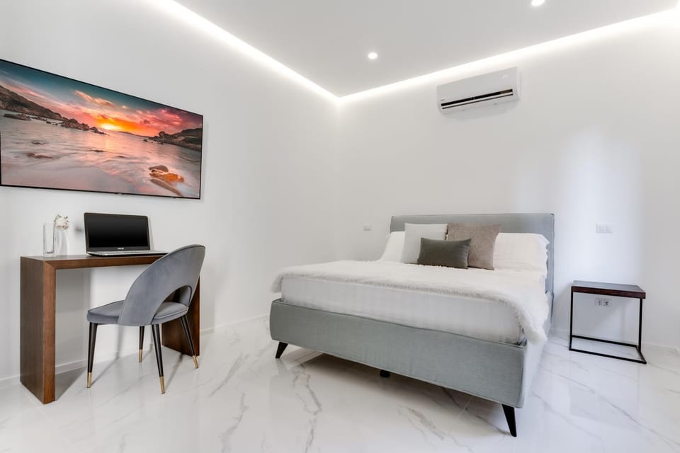 Bed, TV and multimedia, Photo of the whole room, Bedroom, hair dresser, air conditioner