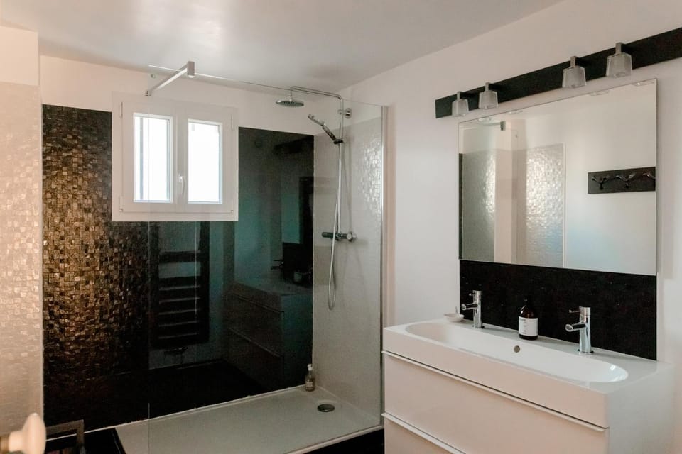 Logement entier ou à partager dans maison familiale à Rueil Malmaison, proche de Paris La Défense Vacation rental in Île-de-France