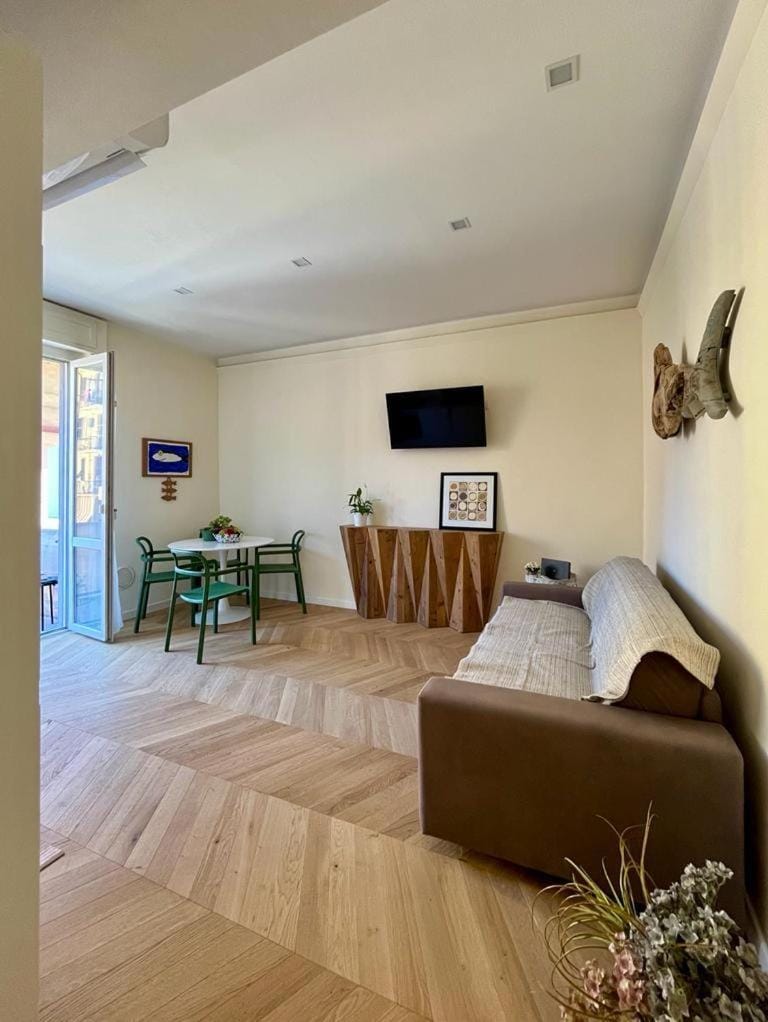 TV and multimedia, Living room, Dining area