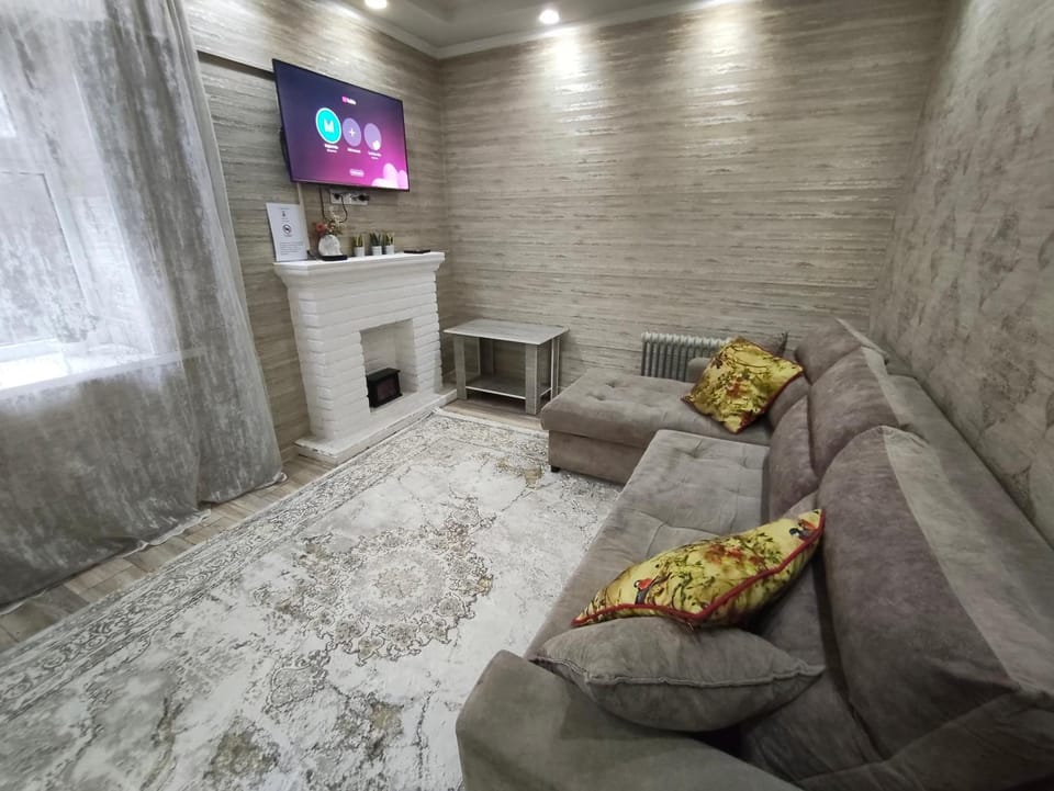Bed, TV and multimedia, Living room, Photo of the whole room