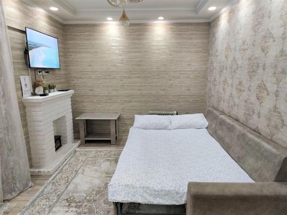 Bed, TV and multimedia, Living room, Photo of the whole room