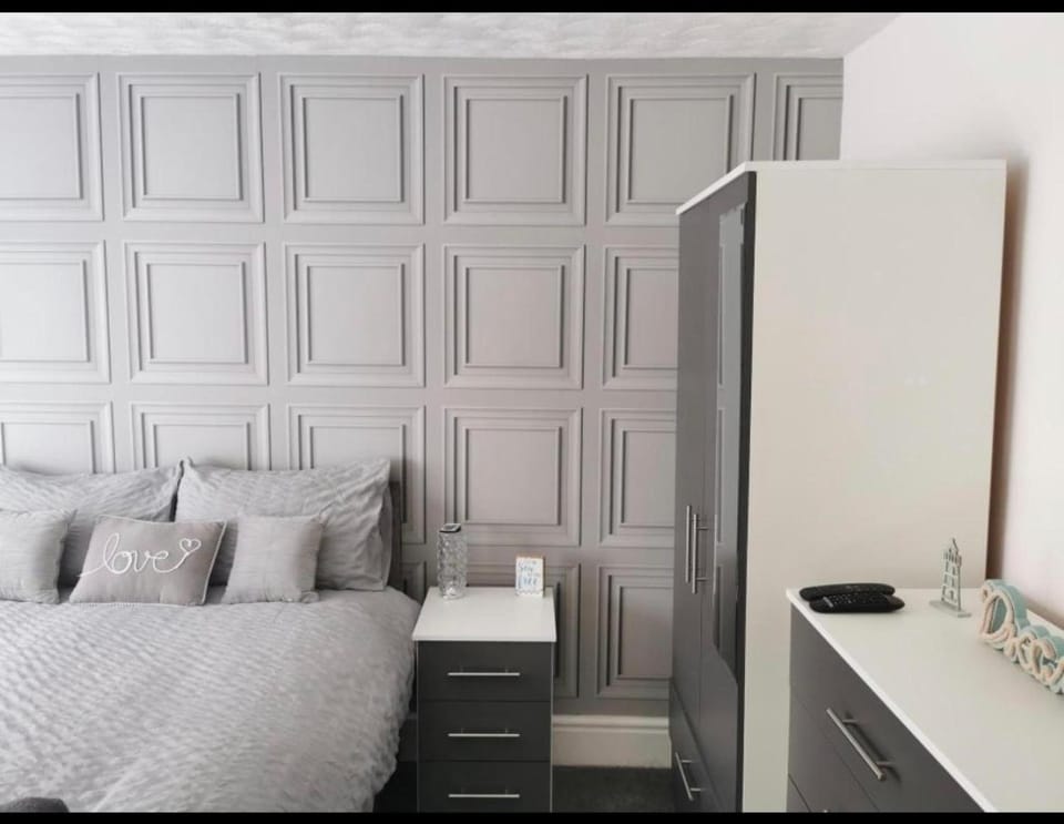 Sea View Lavish Apartment SKY TV Whirlpool Bath HUGE Balcony NEWLY REFURBISHED Apartment in Bridlington
