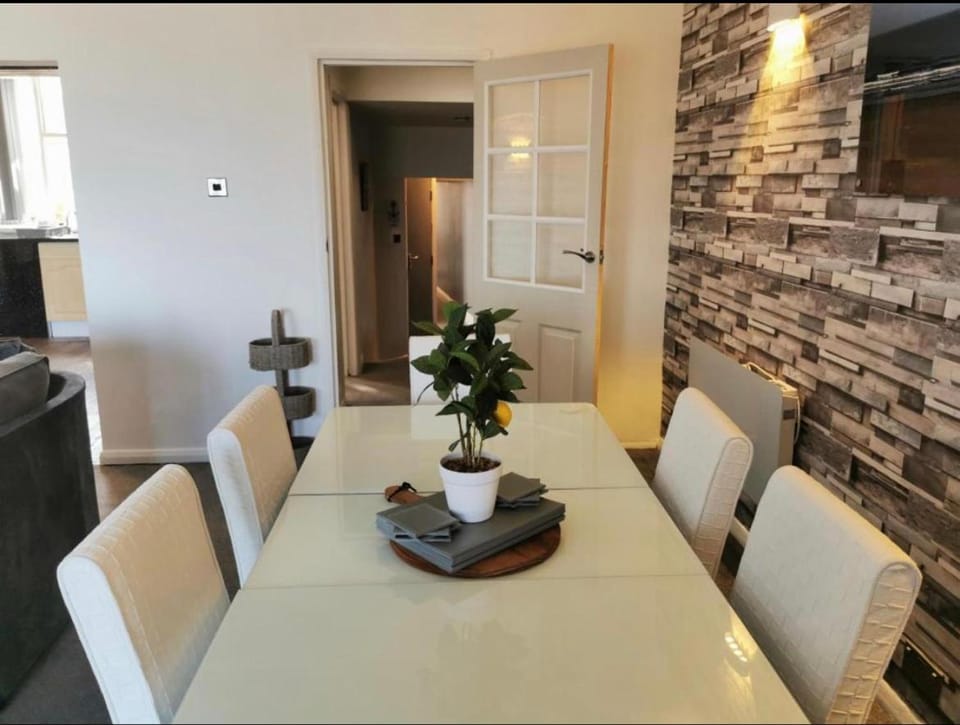 Sea View Lavish Apartment SKY TV Whirlpool Bath HUGE Balcony NEWLY REFURBISHED Apartment in Bridlington