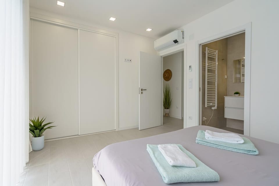 Bathroom, Photo of the whole room, Bedroom, air conditioner
